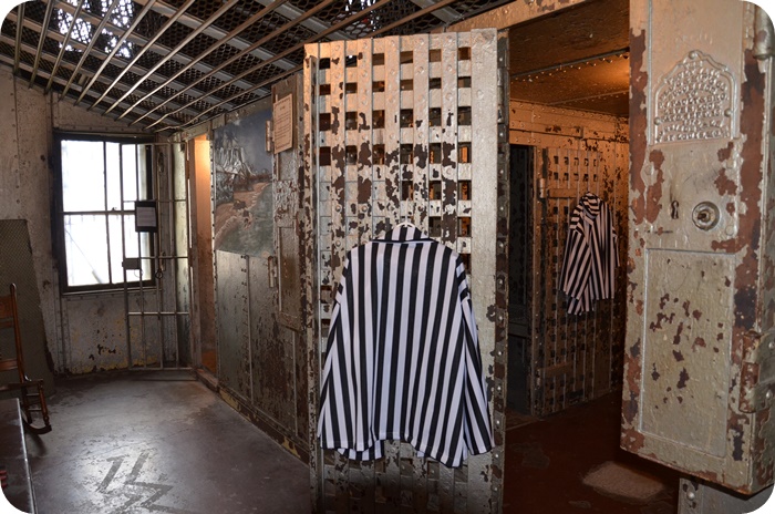 Jail and clothes for prisoners