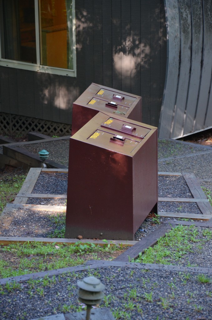 Trash cans with lids that seal