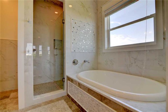 Fabulous bath tub!